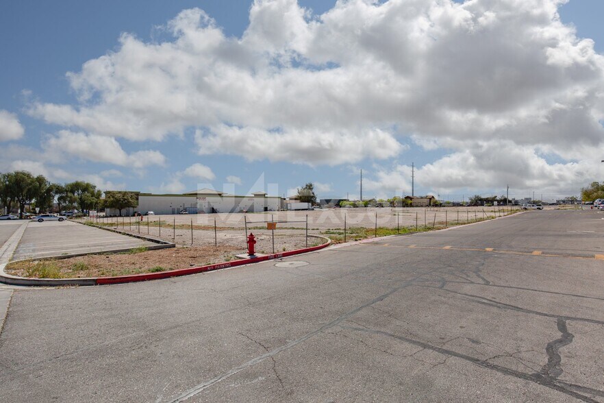 4364 E Craig Rd, Las Vegas, NV à louer - Photo de l’immeuble – Image 3 sur 10