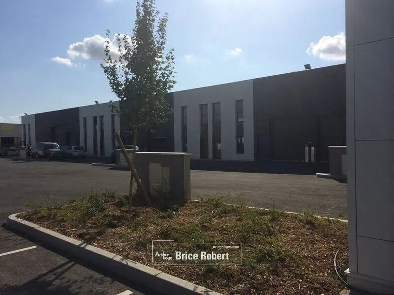 Local d’activités dans Chassieu à louer - Photo de l’immeuble – Image 2 sur 3