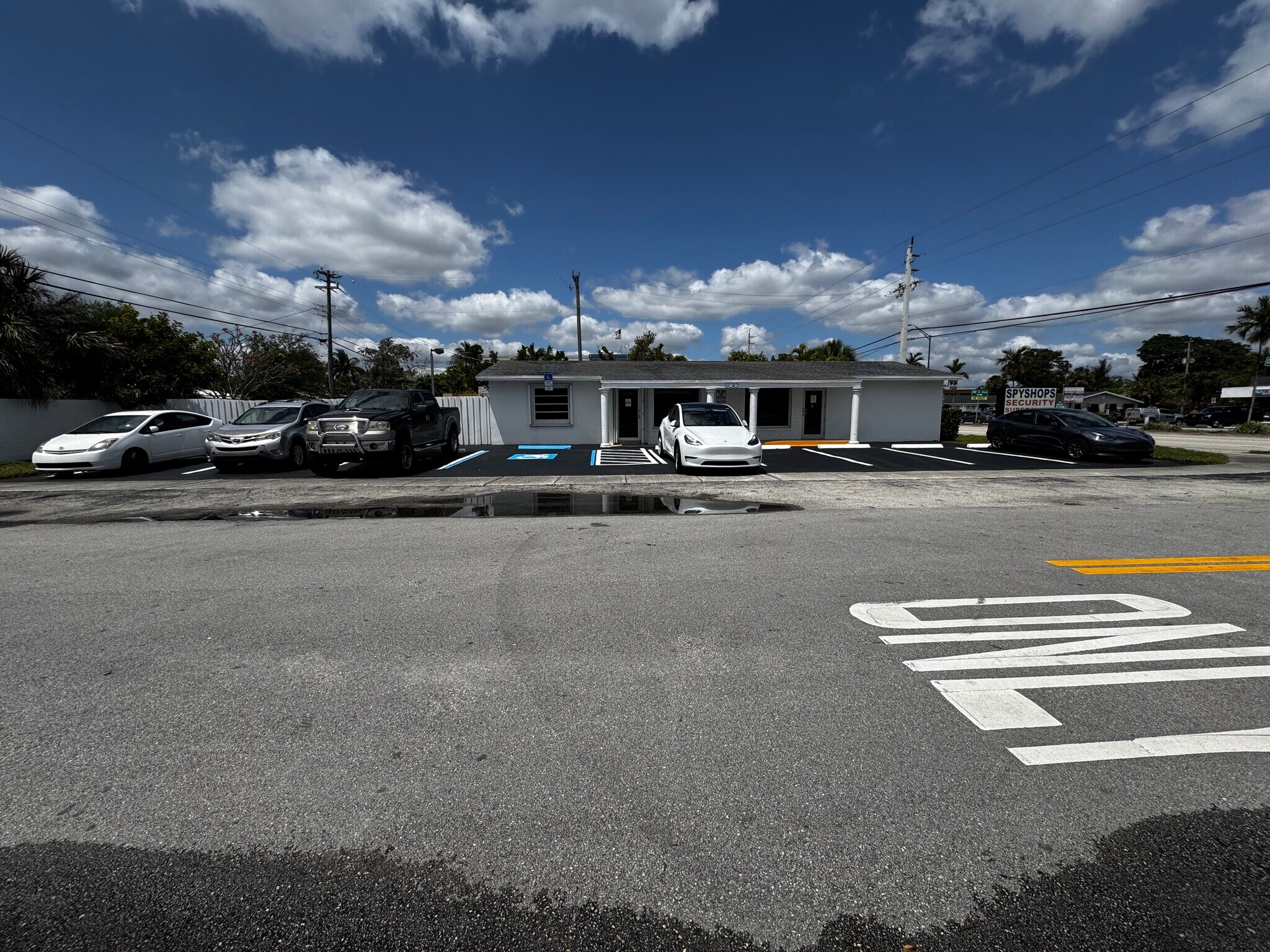600 W Oakland Park Blvd, Wilton Manors, FL à louer Photo de l’immeuble– Image 1 sur 15