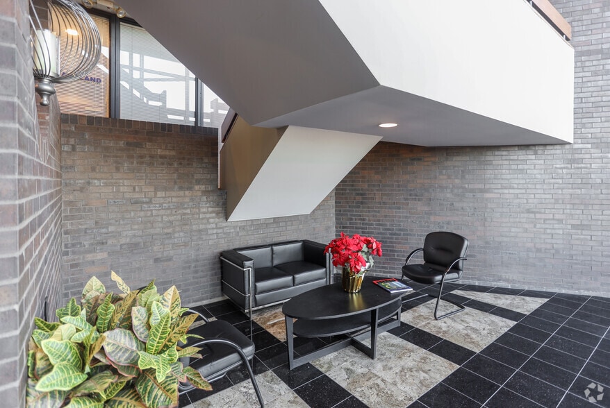 2055 Craigshire Rd, Saint Louis, MO à louer - Photo intérieure – Image 3 sur 23