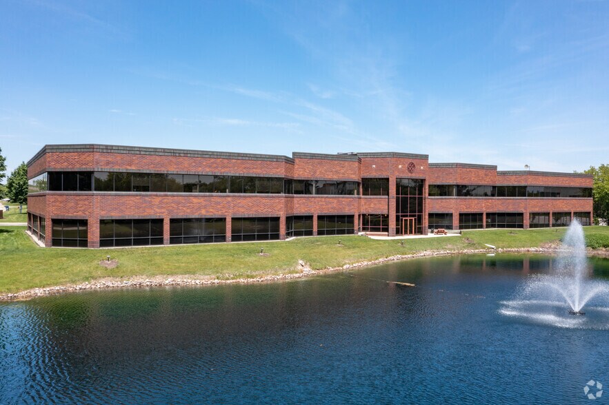 300 N Patrick Blvd, Brookfield, WI à vendre - Photo de l’immeuble – Image 1 sur 7