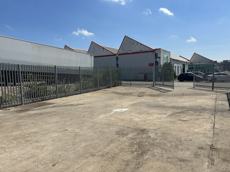 Leagrave Rd, Luton à louer - Photo principale – Image 1 sur 4