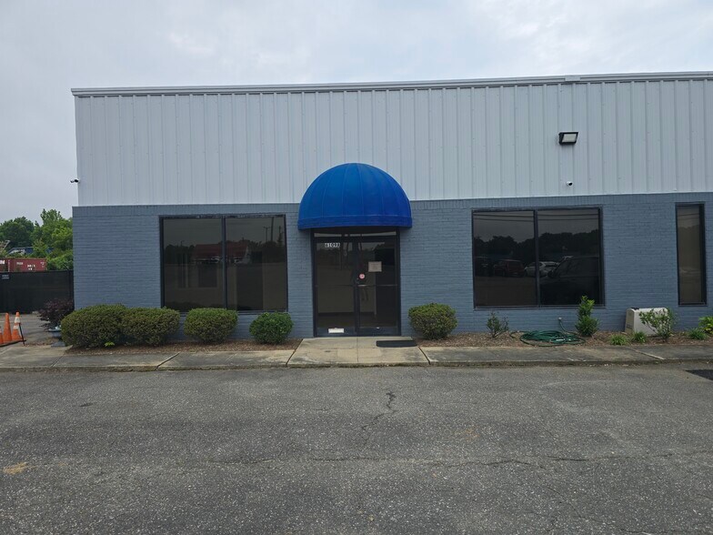 6109 Brookshire Blvd, Charlotte, NC à louer - Photo de l’immeuble – Image 1 sur 6