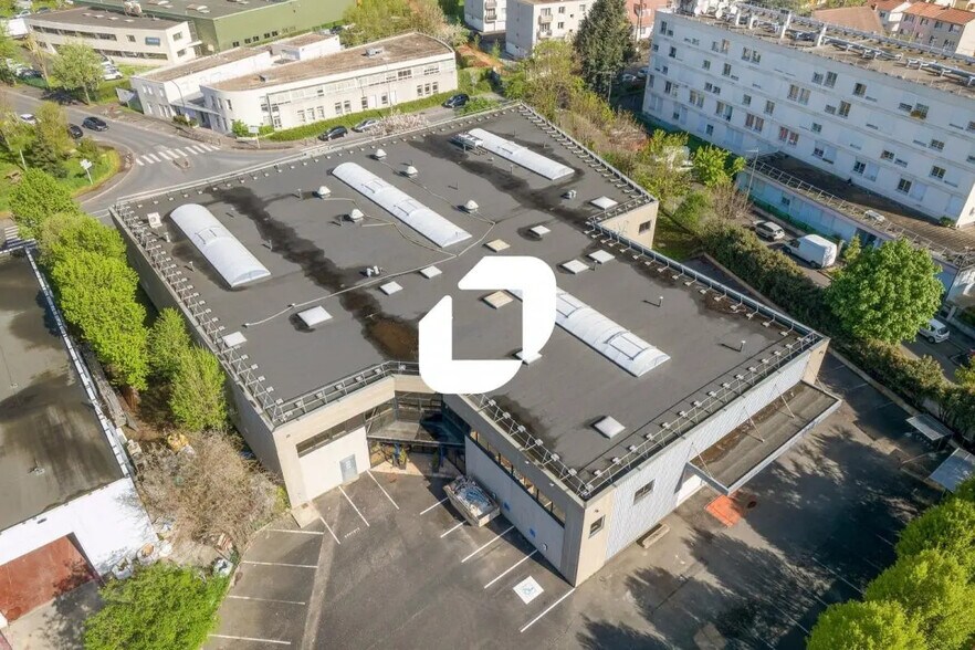 Local d’activités dans Créteil à louer - Photo de l’immeuble – Image 1 sur 7