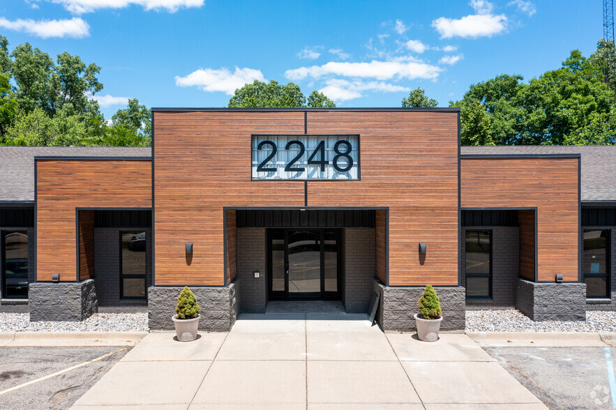 2248 Mount Hope Rd, Okemos, MI à louer - Photo de l’immeuble – Image 2 sur 4