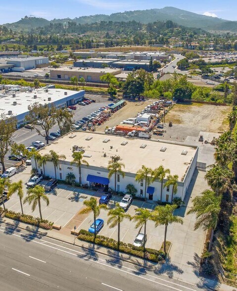 785 E Mission Rd, San Marcos, CA à louer - Photo de l’immeuble – Image 3 sur 4