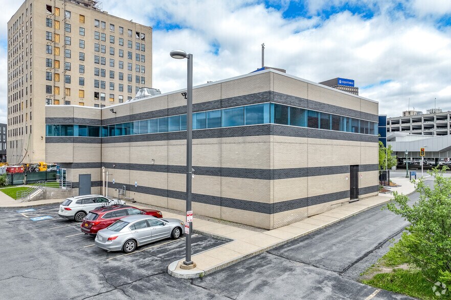 572 S Salina St, Syracuse, NY à vendre - Photo de l’immeuble – Image 1 sur 13