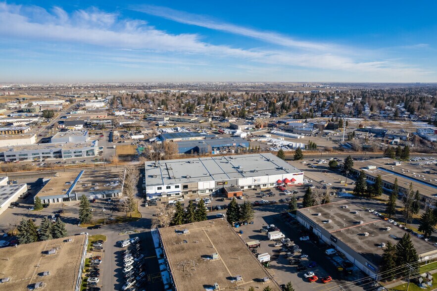 7130 Fisher Rd SE, Calgary, AB à louer - Aérien – Image 3 sur 5