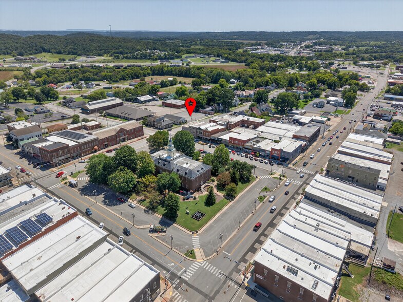 207 Elk Ave S, Fayetteville, TN à vendre - Photo de l’immeuble – Image 2 sur 50