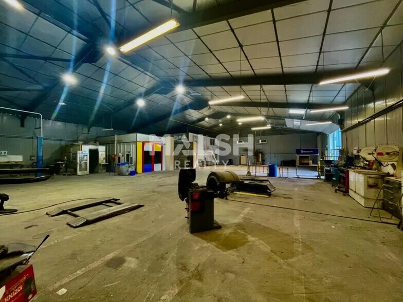 Local d'activités dans Givors à vendre - Photo de l’immeuble – Image 2 sur 13