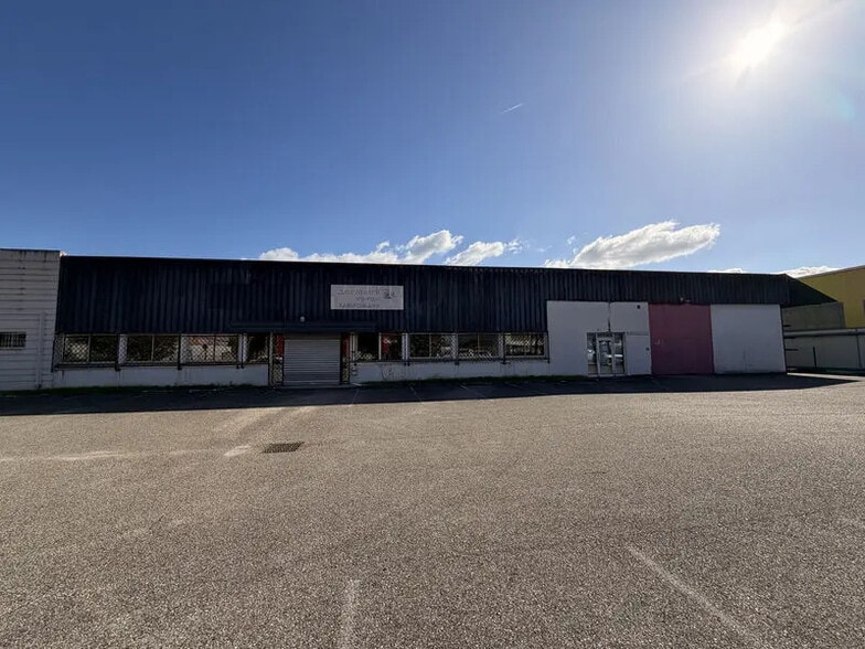 Local d'activités dans Vaulx-en-Velin à vendre - Photo de l’immeuble – Image 1 sur 8