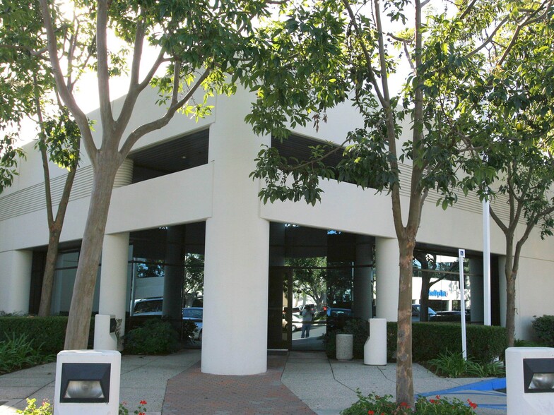 213 Technology Dr, Irvine, CA à louer - Photo principale – Image 1 sur 39