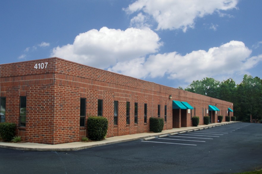 4111 Rose Lake Dr, Charlotte, NC à louer - Photo principale – Image 1 sur 13