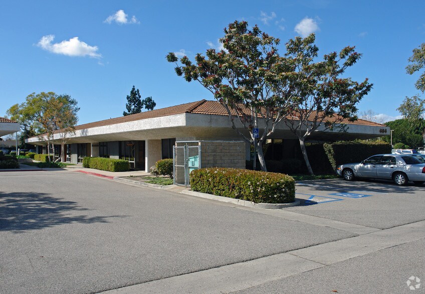 484 Mobil Ave, Camarillo, CA à vendre - Photo de l’immeuble – Image 2 sur 4