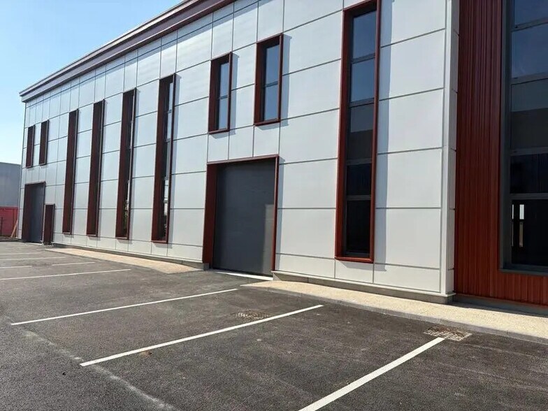 Local d'activités dans Bailly-Romainvilliers à vendre - Photo de l’immeuble – Image 2 sur 10