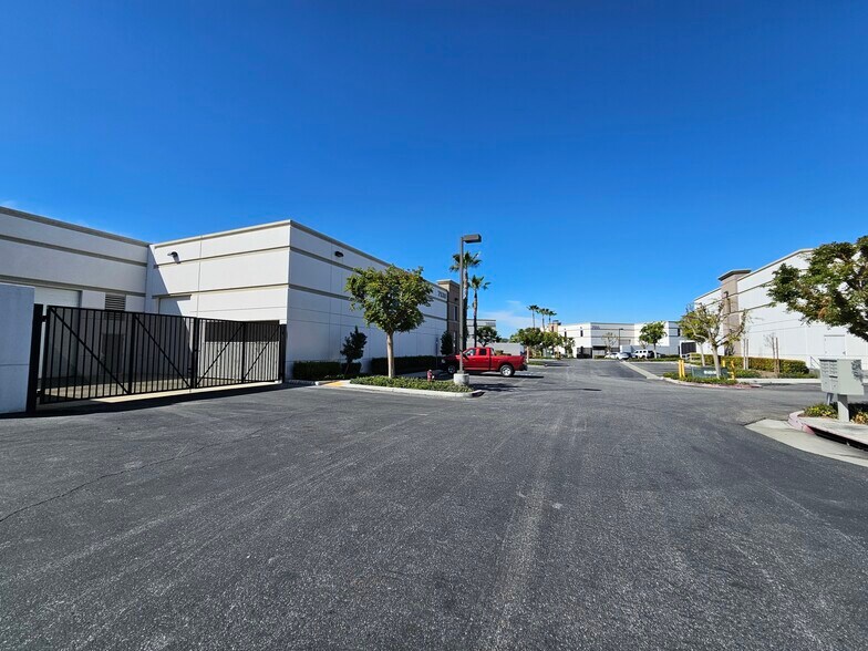7530 Jurupa Ave, Riverside, CA à louer - Photo de l’immeuble – Image 3 sur 14