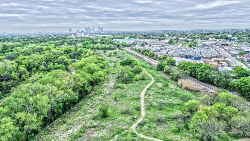 1100 Haltom Rd, Fort Worth, TX à louer - Vidéo sur l’annonce professionnelle – Image 2 sur 7