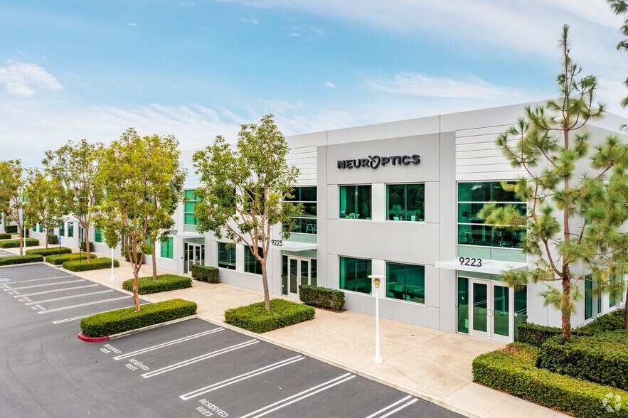 9223-9233 Research Dr, Irvine, CA à louer - Photo principale – Image 2 sur 15
