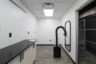 27621 Warren Rd, Garden City, MI à louer Photo intérieure– Image 2 sur 3