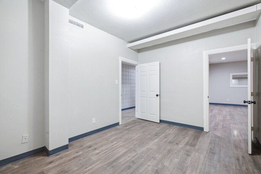 247 E Highland Ave, San Bernardino, CA à vendre - Photo de l’immeuble – Image 3 sur 95