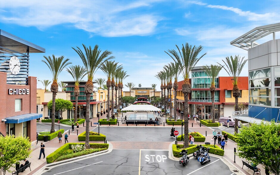 The Shoppes at Chino Hills portefeuille de 12 biens à vendre sur LoopNet.fr - Photo de l’immeuble – Image 1 sur 6