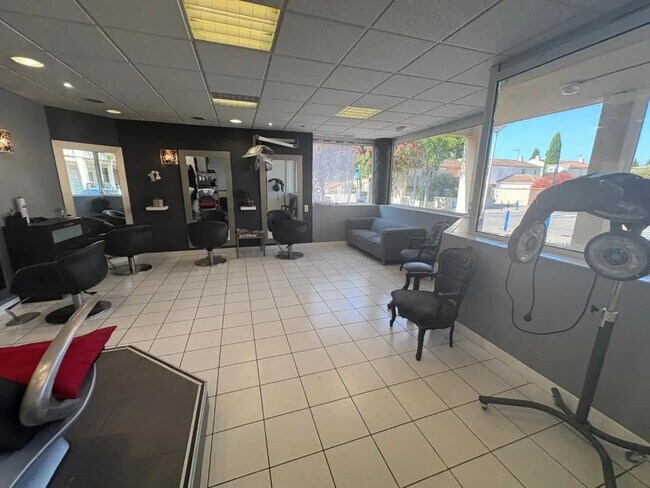 Plus de détails pour Local commercial à vendre