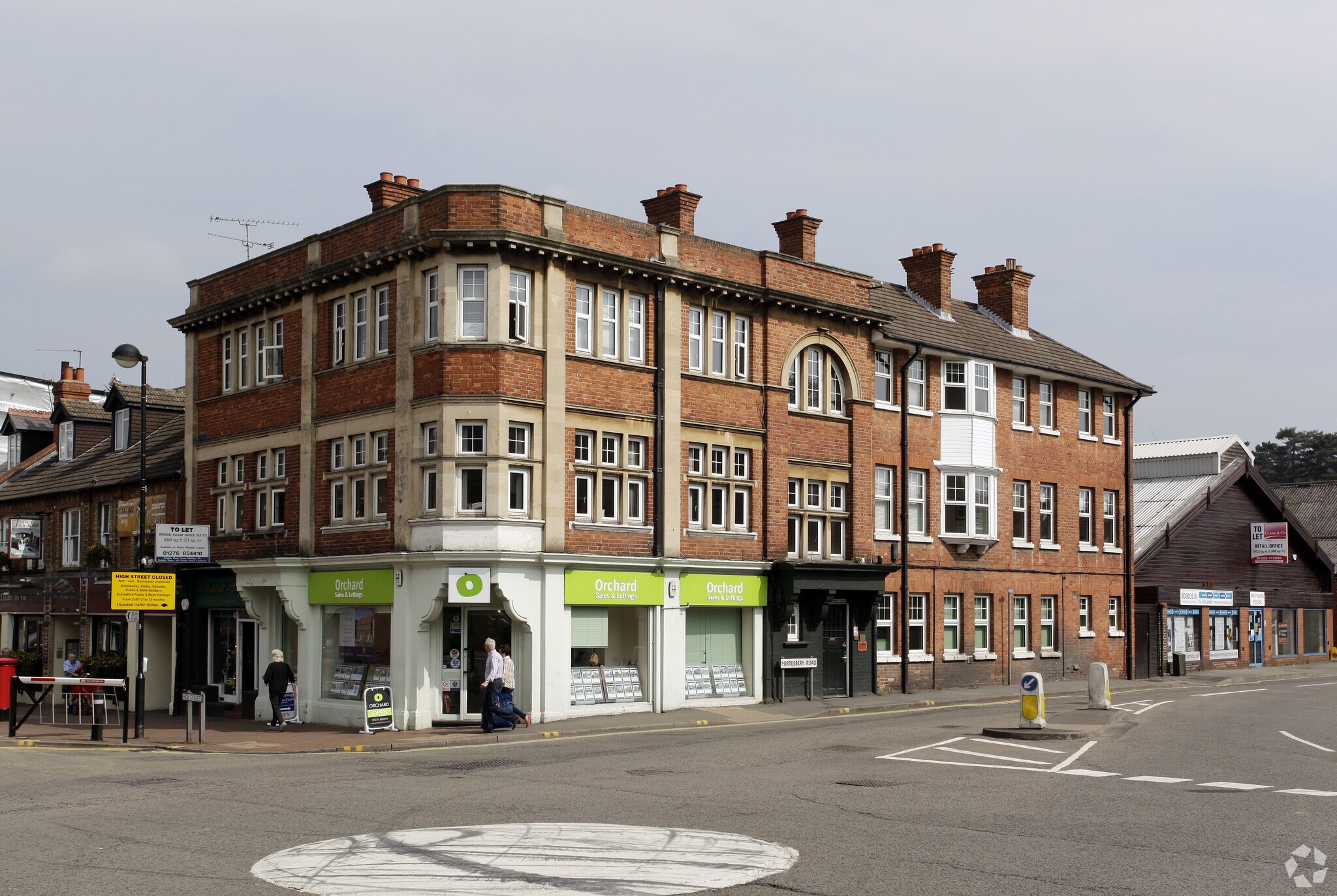 1 Portesbery Rd, Camberley à louer Photo principale– Image 1 sur 3