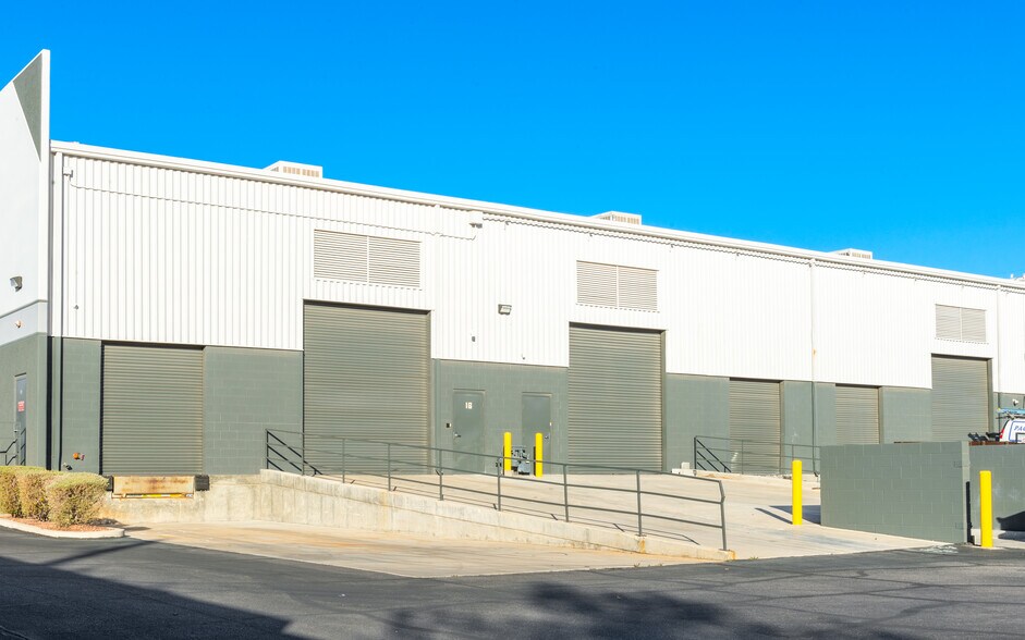 3035 E Patrick Ln, Las Vegas, NV à louer - Photo de l’immeuble – Image 3 sur 3