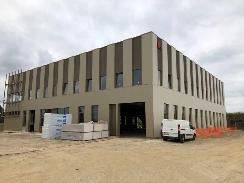 Local d’activités dans Tremblay-en-France à louer - Photo de l’immeuble – Image 3 sur 13