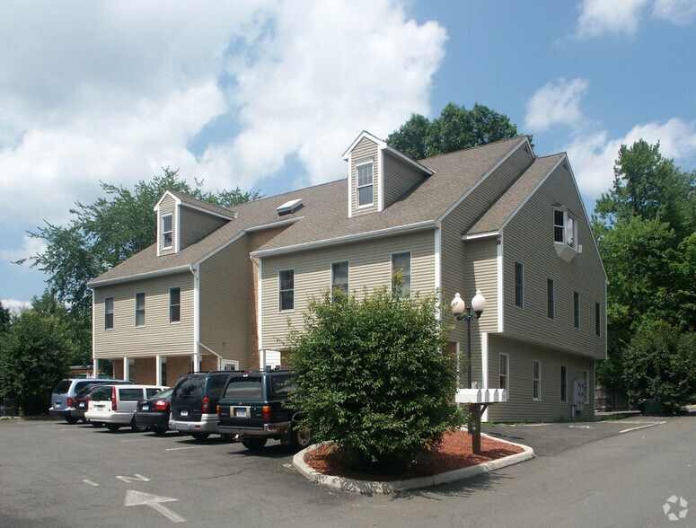 27 Mill Plain Rd, Danbury, CT à vendre - Photo de l’immeuble – Image 2 sur 2