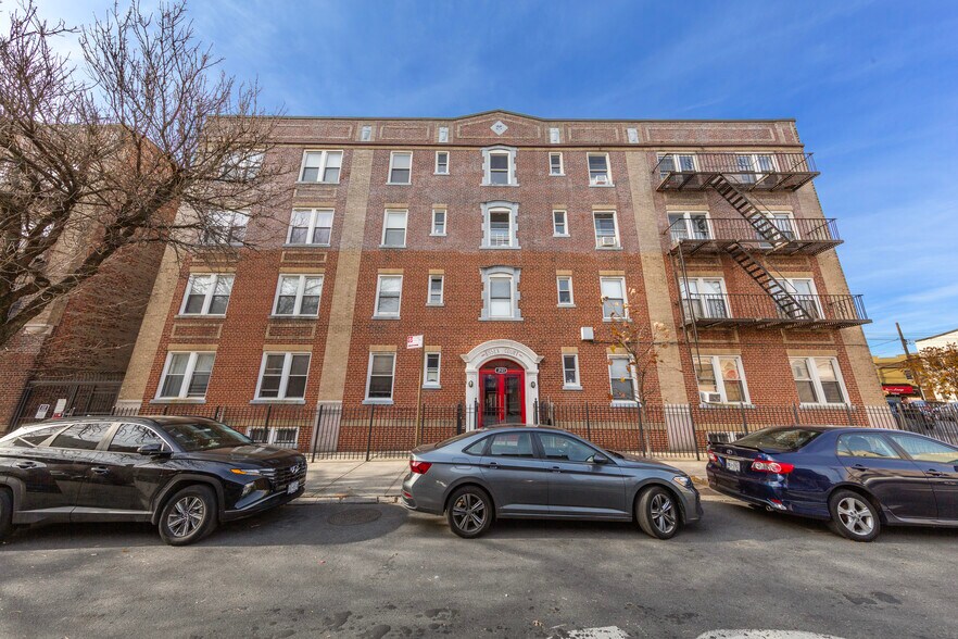 21-21 Linden St, Ridgewood, NY à vendre - Photo de l’immeuble – Image 3 sur 8