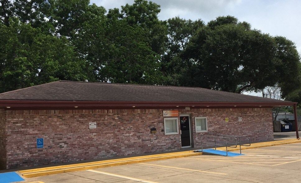 204 W Coombs St, Alvin, TX à louer - Photo de l’immeuble – Image 3 sur 16