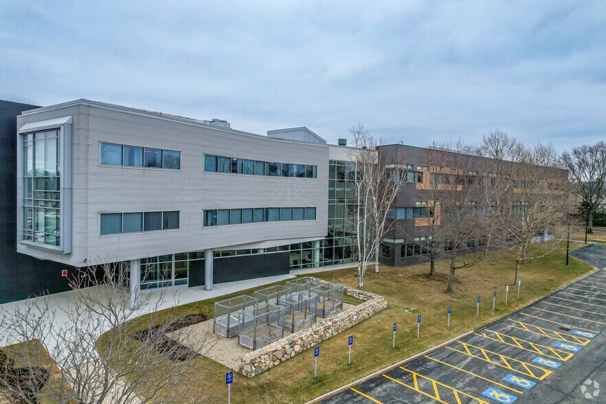 610 Lincoln St, Waltham, MA à louer - Photo de l’immeuble – Image 3 sur 7