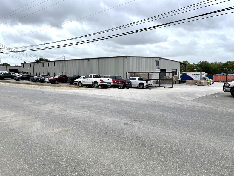 13718-13722 Lookout Rd, San Antonio, TX à vendre - Photo de l’immeuble – Image 2 sur 13