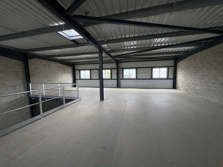 Local d’activités dans Sacy-le-Grand à louer - Photo de l’immeuble – Image 2 sur 4