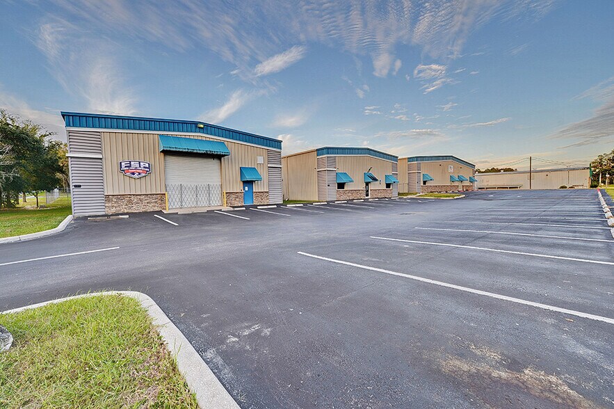 695 S Easy St, Lecanto, FL à louer - Photo de l’immeuble – Image 2 sur 17