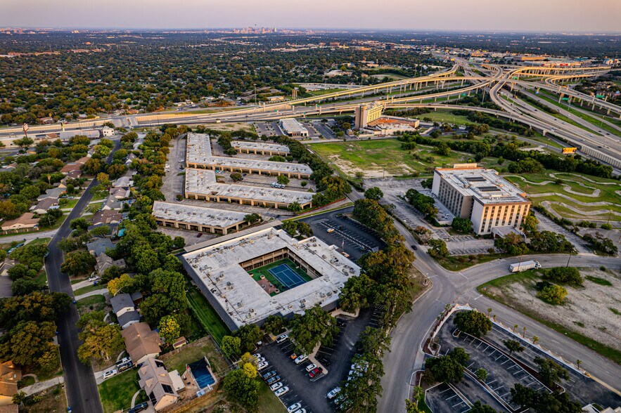 3355 Cherry Ridge St, San Antonio, TX à louer - Photo de l’immeuble – Image 3 sur 13