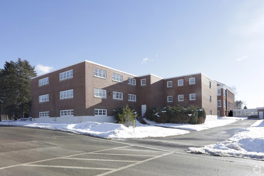 60 Pineland Dr, New Gloucester, ME à louer - Photo de l’immeuble – Image 3 sur 11