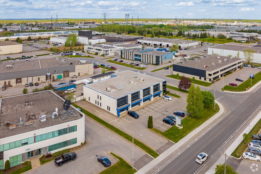 2025-2037 Rue Michelin, Laval, QC à louer - Aérien – Image 2 sur 4