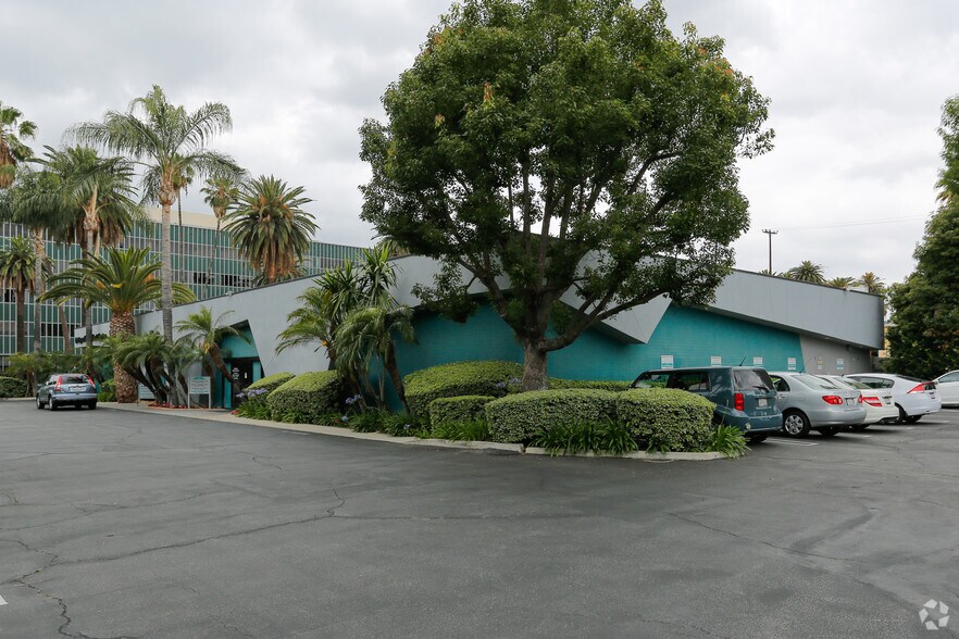 18039 Sherman Way, Reseda, CA à louer - Photo de l’immeuble – Image 3 sur 4