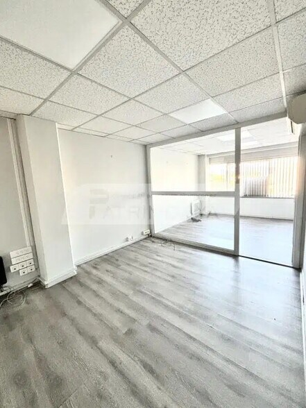 Bureau dans Aubagne à louer - Photo de l’immeuble – Image 1 sur 19