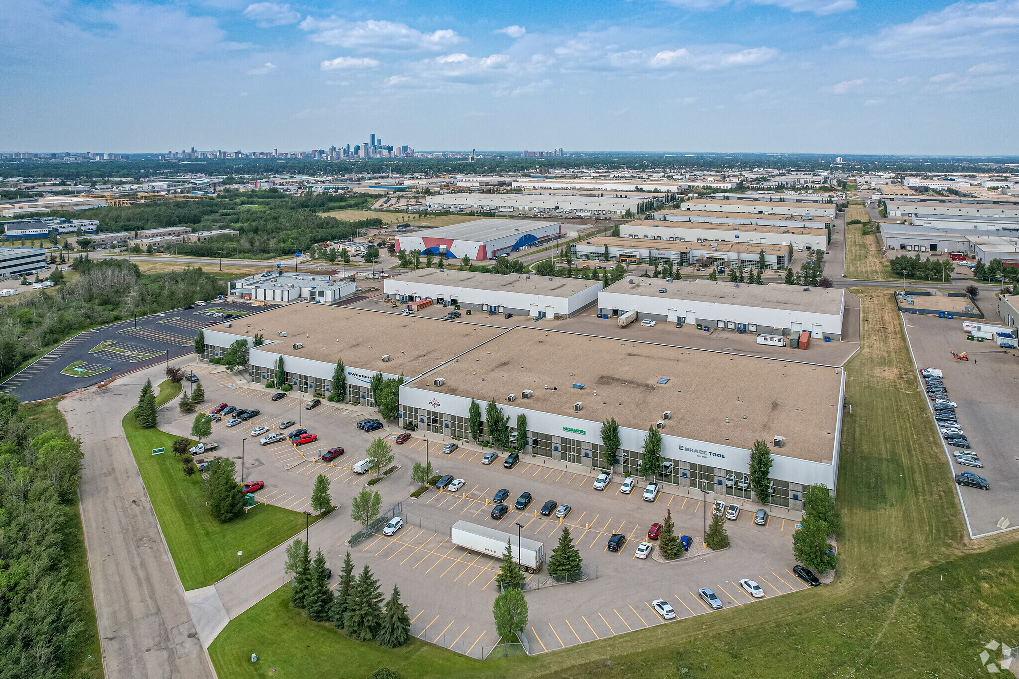 5703-5759 67 St NW, Edmonton, AB à louer Photo de l’immeuble– Image 1 sur 2