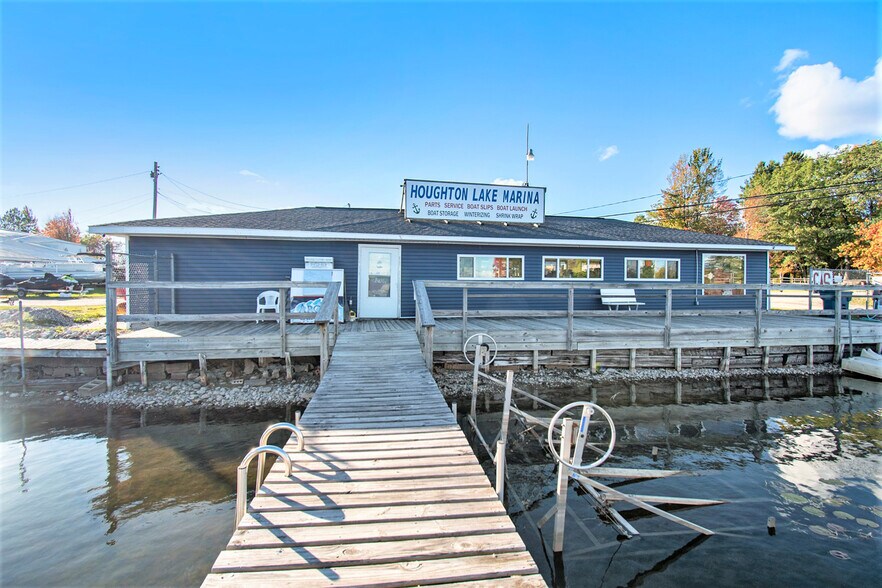 13710 W Shore Dr, Houghton Lake, MI à vendre - Photo de l’immeuble – Image 3 sur 20