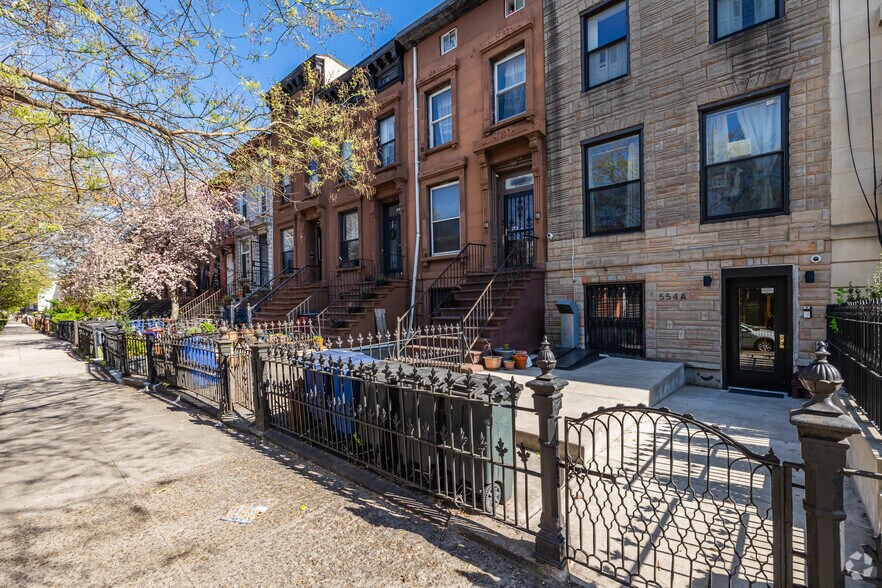 554A Monroe St, Brooklyn, NY à vendre - Photo de l’immeuble – Image 3 sur 6