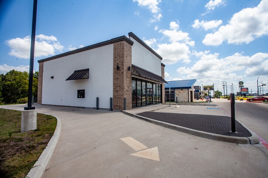 2241 E Austin St, Giddings, TX à vendre - Photo de l’immeuble – Image 3 sur 5