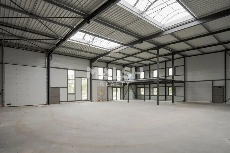Local d’activités dans Trévoux à louer - Photo de l’immeuble – Image 2 sur 10