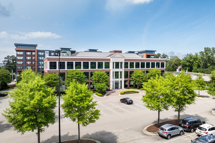 272 Bendix Rd, Virginia Beach, VA à louer - Photo de l’immeuble – Image 3 sur 29