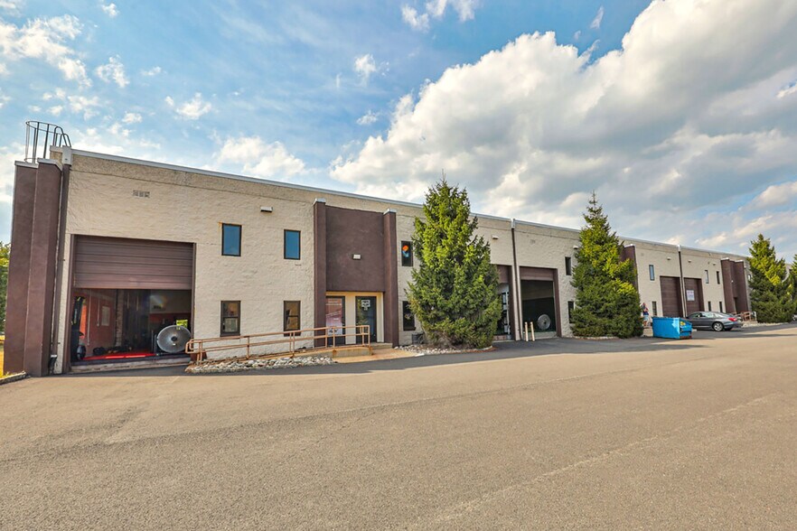 5 Ilene Ct, Hillsborough, NJ à louer - Photo de l’immeuble – Image 2 sur 9