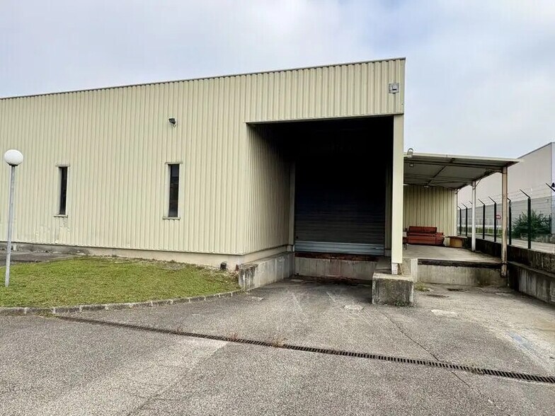 Local d’activités dans Genas à louer - Photo de l’immeuble – Image 3 sur 13