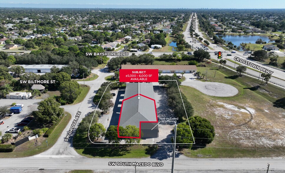 792 SW Grove Ave, Port Saint Lucie, FL à louer - Photo de l’immeuble – Image 2 sur 6